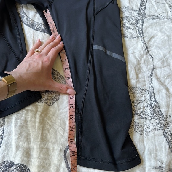 US4 Lululemon tight gym pants activewear, inseam 17” - excellent condition - Picture 11 of 12